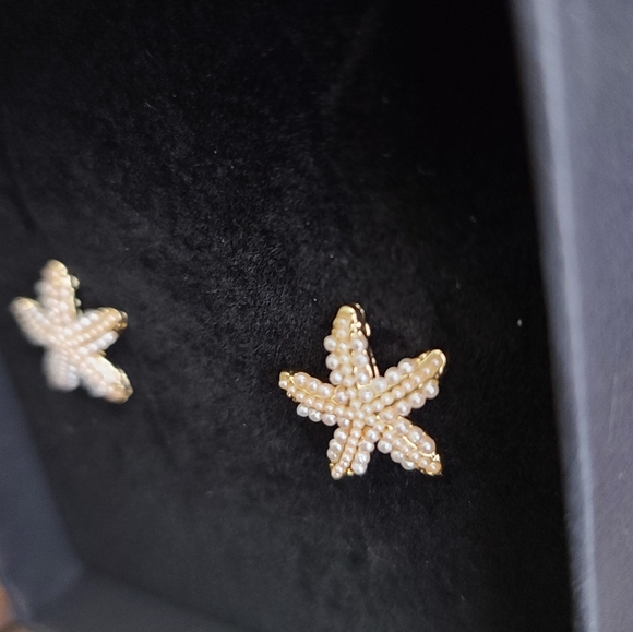 Small gold tone starfish with pearls earrings - Picture 5 of 7